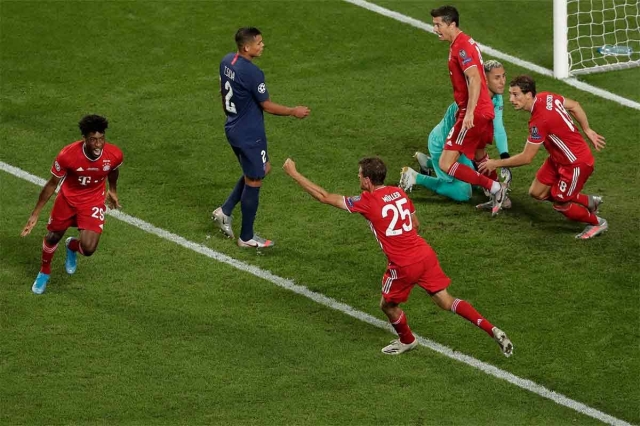 Kingsley Coman (số 29) ghi bàn ấn định chiến thắng 1-0 cho Bayern Munich tại chung kết UEFA Champions League 2019/20.