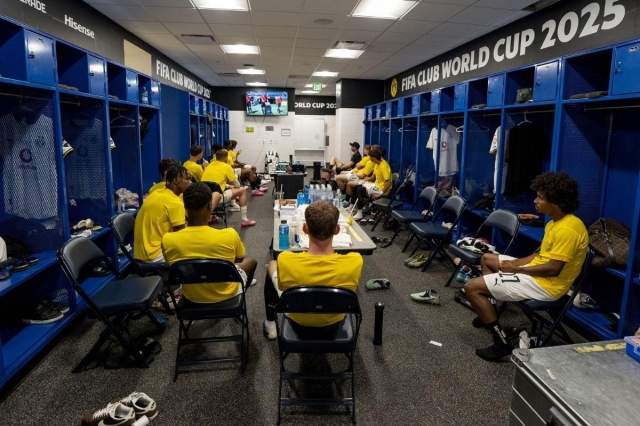 Để tránh nóng, các cầu thủ dự bị của Dortmund từng phải theo dõi trận đấu trong phòng thay đồ (Ảnh: Eurosport).