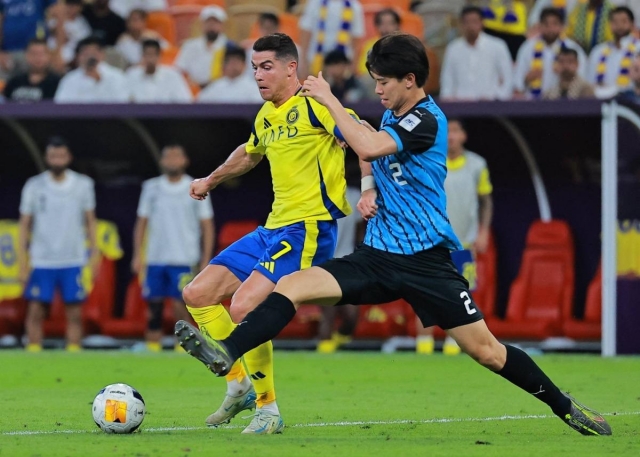 Kota Takai khóa chặt Ronaldo tại bán kết AFC Champions League 2024/25.