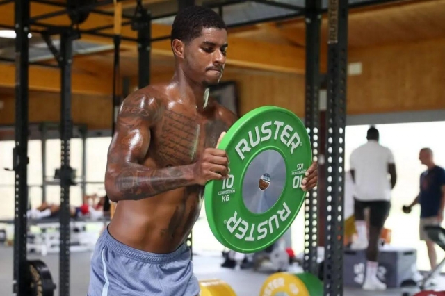 Marcus Rashford trở lại Carrington tập luyện cho giai đoạn tiền mùa giải (Ảnh: The Sun).
