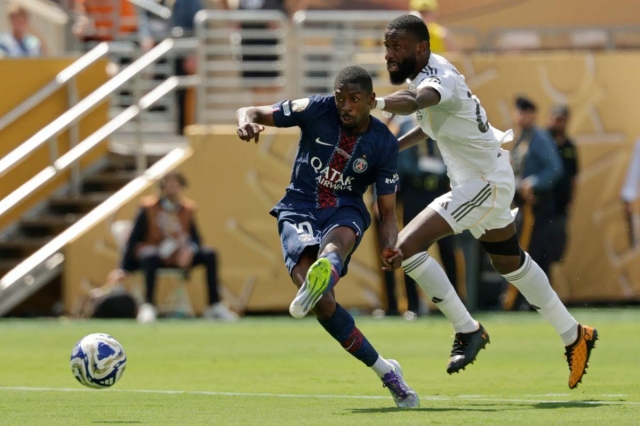 Ousmane Dembele tận dụng sai lầm của Antonio Rudiger (Ảnh: The Sun).