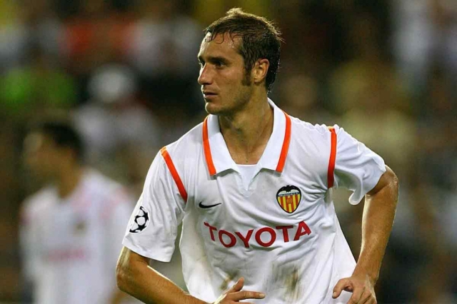 Rời Real Madrid, Helguera thi đấu thêm 1 năm tại Valencia thêm 1 năm trước khi giải nghệ (Ảnh: Nick Potts).