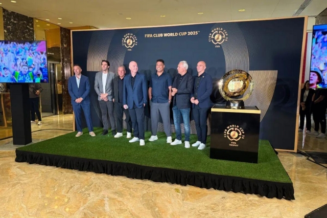 Chủ tịch FIFA cùng nhiều huyền thoại bóng đá trong cuộc họp tổng kết giải đấu (Ảnh: MARCA).