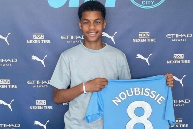 Man Utd cũng đang nhắm đến Tyrese Noubissie, người sắp rời Manchester City (Ảnh: L'Équipe).