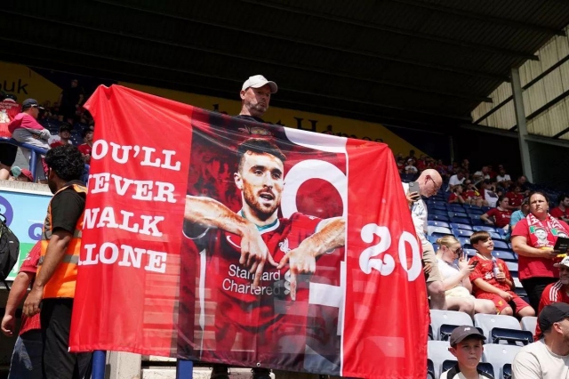 Nhiều CĐV Liverpool đã mang theo biểu ngữ để vinh danh Jota (Ảnh: The Mirror).