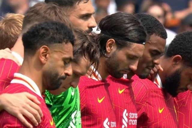 Mohamed Salah và các ngôi sao Liverpool tri ân Jota và em trai (Ảnh: The Mirror).