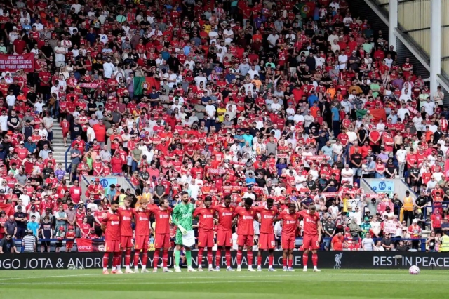 Các ngôi sao Liverpool tưởng niệm Jota và em trai (Ảnh: The Sun).