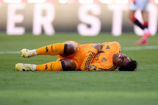 Endrick tái phát chấn thương đã gặp phải trong trận đấu với Sevilla ở La Liga (Ảnh: GOAL).