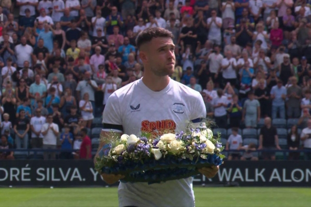 Đội trưởng Ben Whiteman thay mặt Preston North End, mang vòng hoa vinh danh Jota (Ảnh: The Sun).