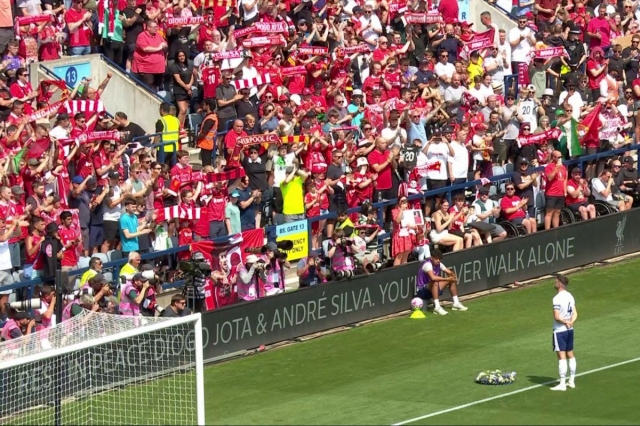 Ben Whiteman đặt vòng hoa xuống trước khán đài của các CĐV Liverpool (Ảnh: The Sun).