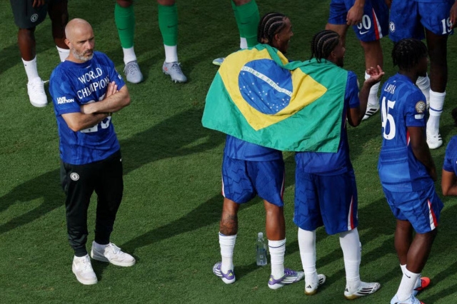 HLV Enzo Maresca quan sát các học trò ăn mừng chức vô địch (Ảnh: Evening Standard).