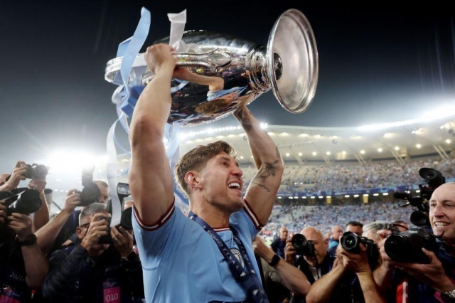 John Stones chơi xuất sắc mùa giải Man City giành cú ăn ba (Ảnh: BBC)
