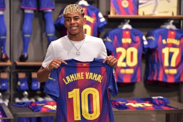 Anhr Yamal vui vẻ nhận chiếc áo số 10 của Barcelona (Ảnh: FC Barcelona)