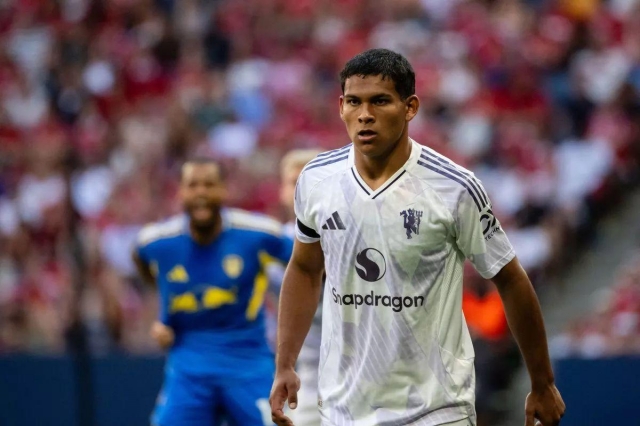 Diego Leon đá chính trong trận ra mắt Manchester United (Ảnh: The Mirror).