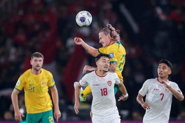Ivar Jenner (số 18) thi đấu tại vòng loại World Cup 2026 cho ĐT Indonesia (Ảnh: Bola).