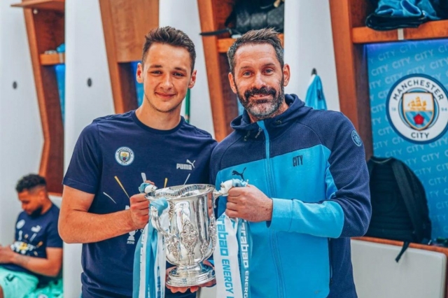 James Trafford (trái) có thể tái gia nhập Manchester City sau khi rời đi vào mùa hè năm 2023 (Ảnh: Reddit).