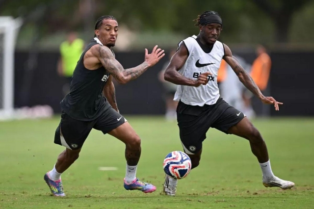 Joao Pedro và Noni Madueke từng là đồng đội trong thời gian ngắn tại Chelsea trước khi Noni Madueke chuyển đến Arsenal (Ảnh: The Mirror).