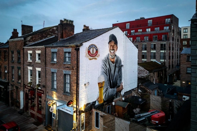 Bức tranh tường của Jurgen Klopp ở Liverpool vẫn còn tồn tại ngay cả sau khi ông rời CLB (Ảnh: The Sun).