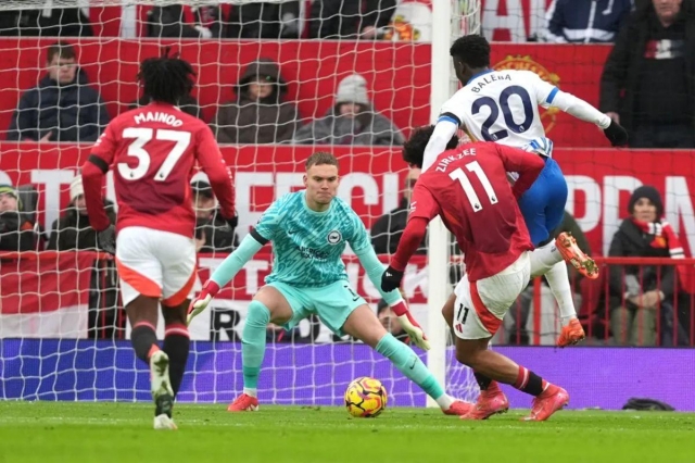 Baleba từng đối đầu với Man Utd ở mùa giải trước (Ảnh: The Sun).