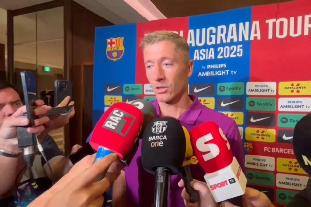 Lewandowski trả lời phỏng vấn tại Nhật Bản, nơi Barca đang du đấu (Ảnh: SPORT).