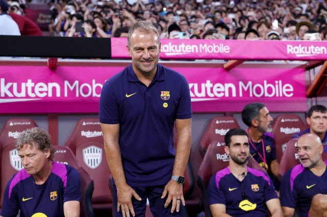 Hansi Flick không giấu được cảm xúc trên đường biên trong chiến thắng giao hữu trước Vissel Kobe (Ảnh: Barca Universal).