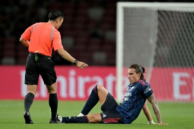 Lần tái phát này của Calafiori khiến ban huấn luyện và các CĐV Pháo thủ càng thêm lo lắng (Ảnh: TBR Football).