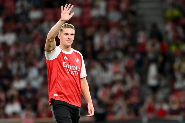 Viktor Gyokeres theo dõi Arsenal thi đấu tại Singapore (Ảnh: The Sun).