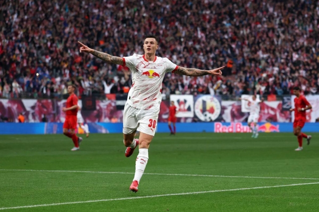 Benjamin Sesko được cho là đã quyết định gia nhập Newcastle từ RB Leipzig vào mùa hè này (Ảnh: The Sun).