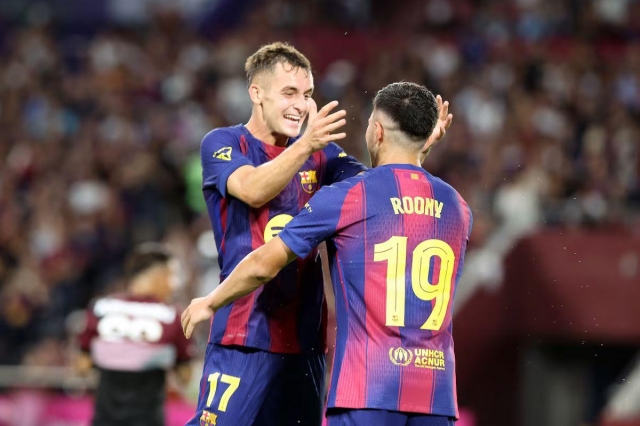 Ở trận gặp Vissel Kobe, Casadó (số 17) chỉ được tung vào sân từ băng ghế dự bị (Ảnh: AS).