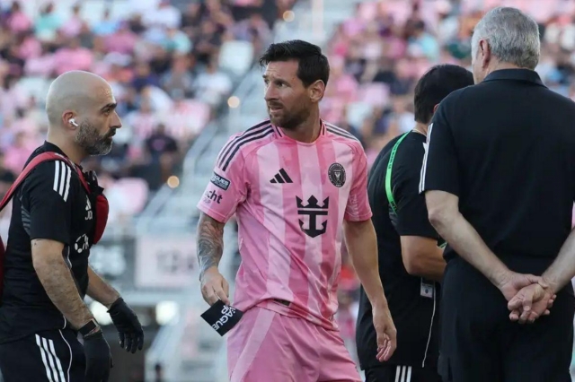 Messi vẫn có thể tự đi bộ rời sân và xuống đường hầm (Ảnh: GOAL).