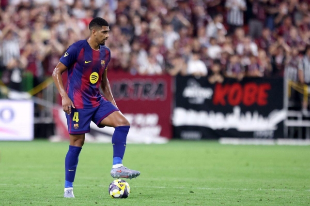 Araujo sẵn sàng cạnh tranh suất đá chính với Cubarsi hay Inigo Martinez (Ảnh: Barca Universal).