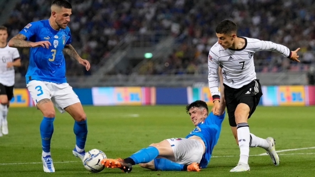 Italia và Đức hòa nhau 1-1 ở trận lượt đi trên sân Stadio Renato Dall'Ara