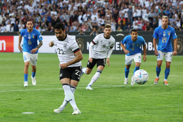 Tiền vệ Gundogan không mắc sai lầm nào trên chấm penalty để nhân đôi cách biệt cho ĐT Đức