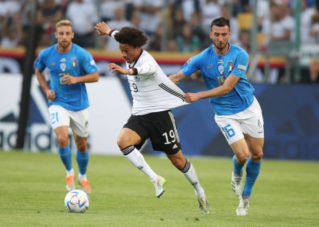 Sane có nhiều pha đi bóng tốc độ làm khổ hàng phòng ngự Italia