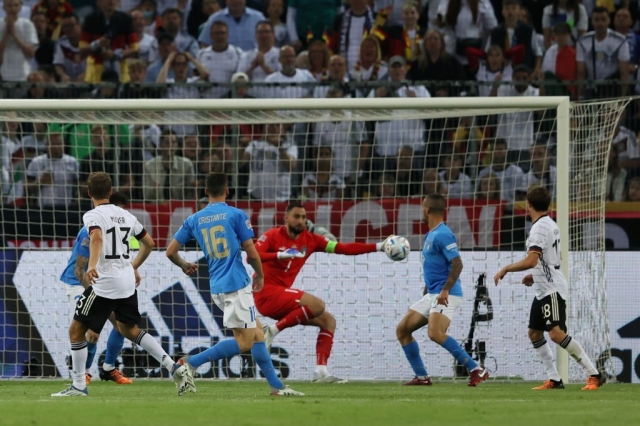 Mueller tung cú vô lê đẹp mắt nâng tỷ số lên 3-0 cho Die Mannschaft