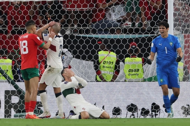 CĐV Bồ Đào Nha thi nhau kiếm cớ đổ lỗi, Ronaldo dự bị cũng dính án 231256