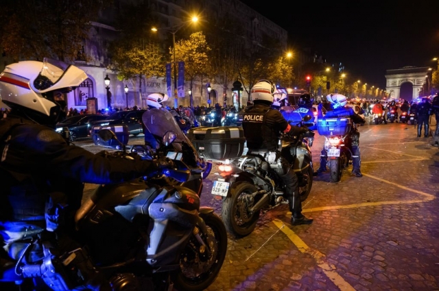 Thủ đô Paris mở hội ăn mừng dù Pháp hay Ma Rốc thắng 231129