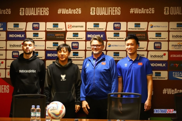 Trực tiếp họp báo: HLV Indonesia nói lời bất ngờ về HLV Philippe Troussier 425486