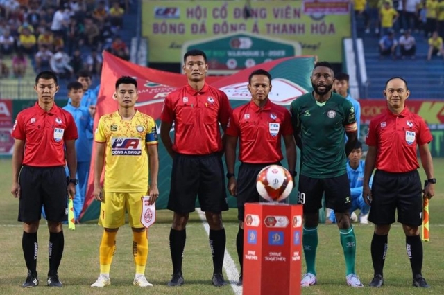 Trọng tài FIFA Thái Lan, Malaysia làm việc ở vòng 19 V-League 621713
