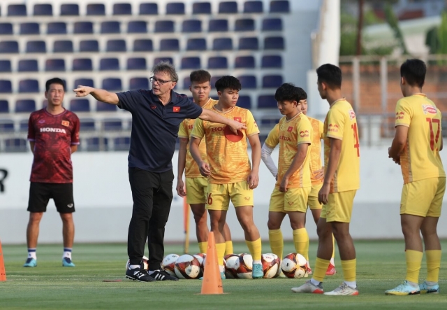 u23-viet-nam-tap-luyen-duoi-su-chi-dan-cua-hlv-troussier-1686138110.JPG