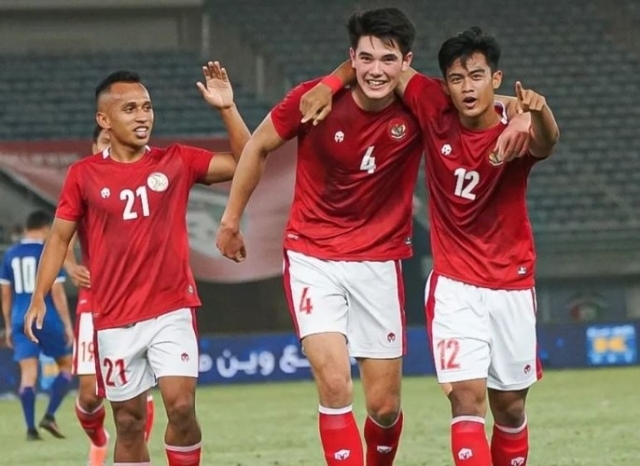 timnas-indonesia-elkan-baggott-dan-pratama-arhan-1712164321-1699403534.jpg