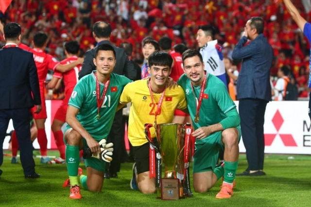 Nguyễn Filip hay Đình Triệu bắt chính trận gặp ĐT Malaysia? 646367