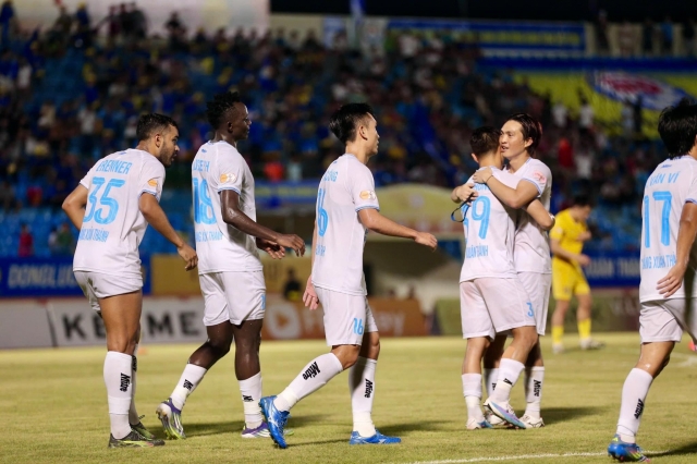 Tuấn Anh không còn ngượng ngùng trong ngày Nam Định vô địch V-League 650825