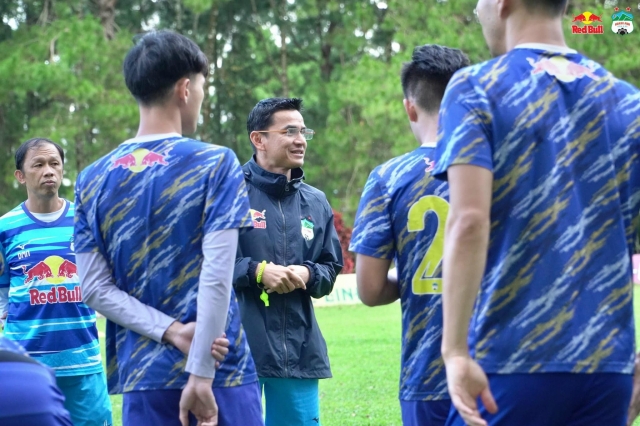 10 trận không thắng cùng HAGL, HLV Kiatisak nhận cảnh báo 'đanh thép' từ truyền thông Thái Lan 211915
