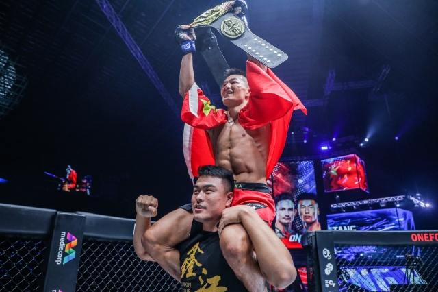 Thua võ sĩ Trung Quốc, nhà vô địch Thành Lê mất đai MMA thế giới 181254