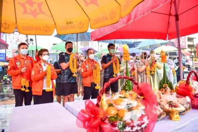 Cầu thủ bóng chuyền Thái Lan đội mưa cúng thần linh trước trận xuất quân 184606