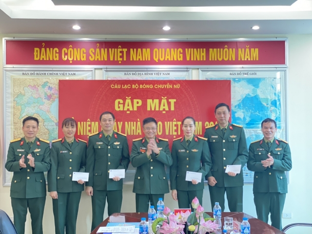 Nguyệt Anh nhận khen thưởng, libero bóng chuyền LyLy nhận lương khủng 220414