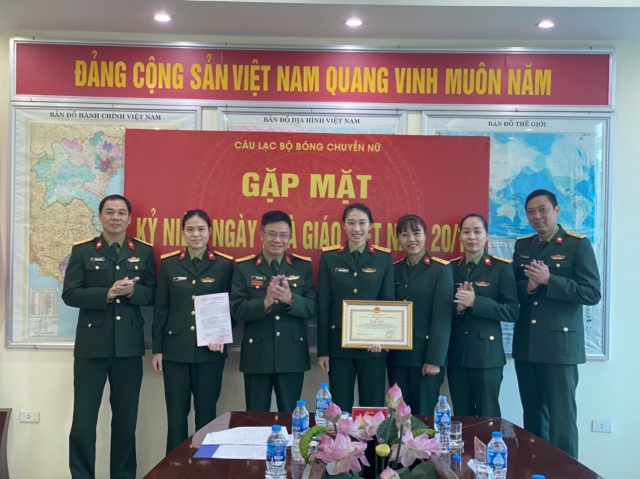Nguyệt Anh nhận khen thưởng, libero bóng chuyền LyLy nhận lương khủng 220416