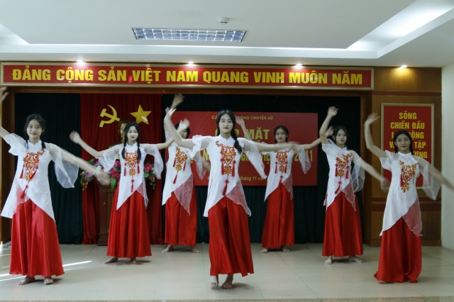 Nguyệt Anh nhận khen thưởng, libero bóng chuyền LyLy nhận lương khủng 220418