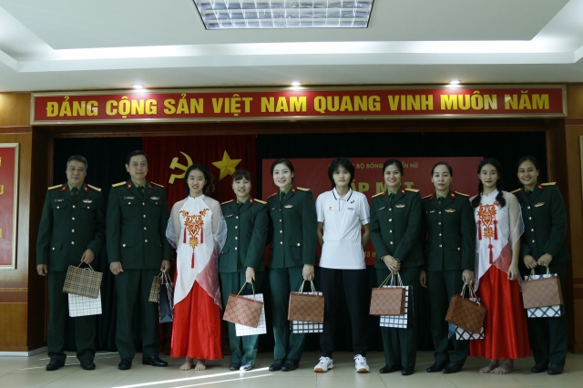 Nguyệt Anh nhận khen thưởng, libero bóng chuyền LyLy nhận lương khủng 220422